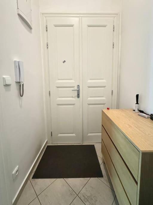 Cozy Karlin Apartment Прага Екстериор снимка