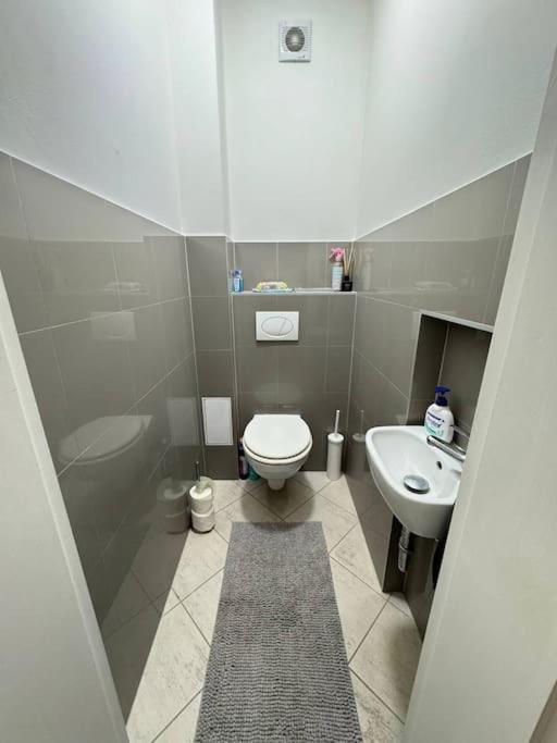 Cozy Karlin Apartment Прага Екстериор снимка