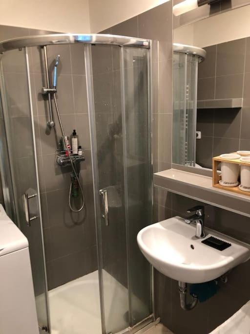 Cozy Karlin Apartment Прага Екстериор снимка